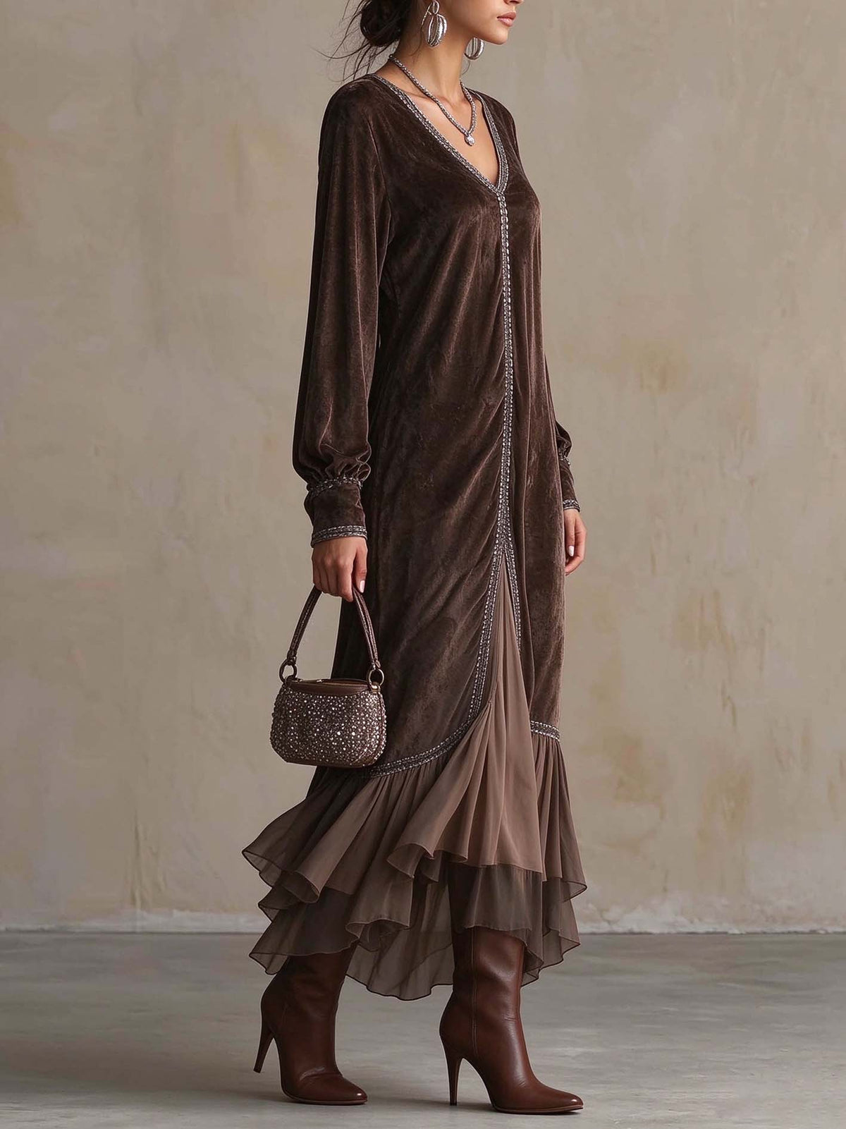 Teresa | Vestito midi ampio in camoscio sintetico con scollo a V e dettaglio di bordo