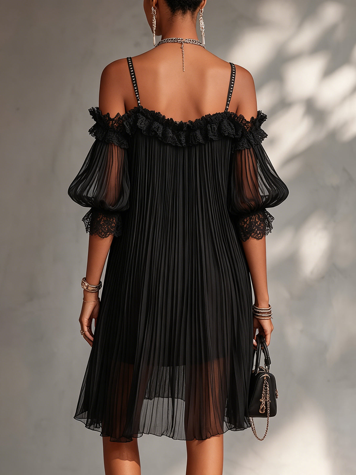 Vittoria | Abito mini nero in mussola con design off-shoulder e bordi in pizzo
