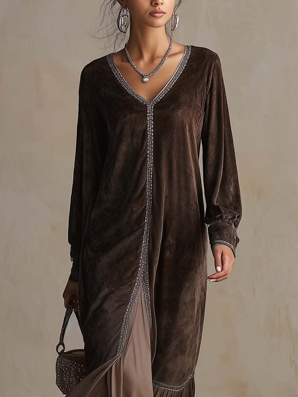 Teresa | Vestito midi ampio in camoscio sintetico con scollo a V e dettaglio di bordo
