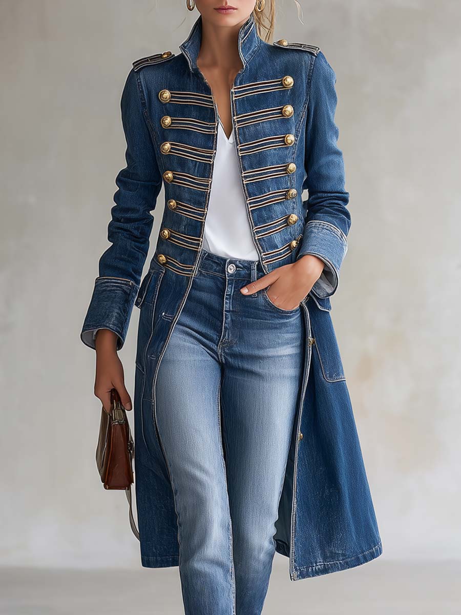 Cappotto in denim lungo e aderente in stile militare con bottoni dorati