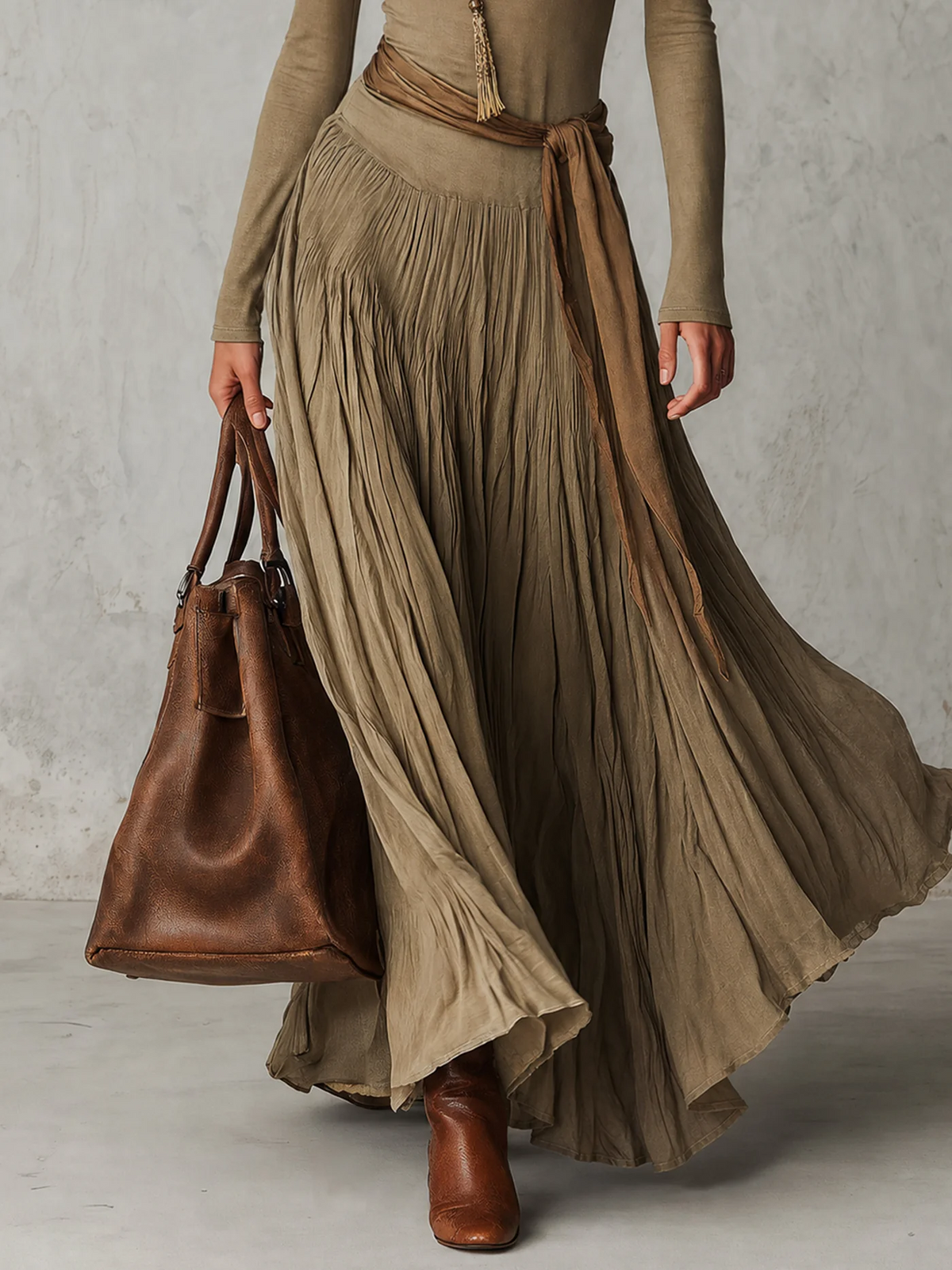 Júlia - Vestito Maxi Plissettato Elegante con Collo Alto e Maniche Lunghe con Fiocco in Vita