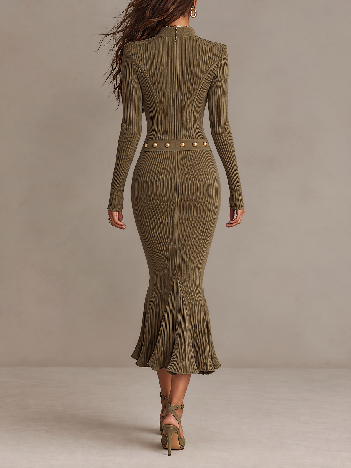 Marta | Vestito midi in maglia a coste con zip, fondo a sirena e cintura con borchie