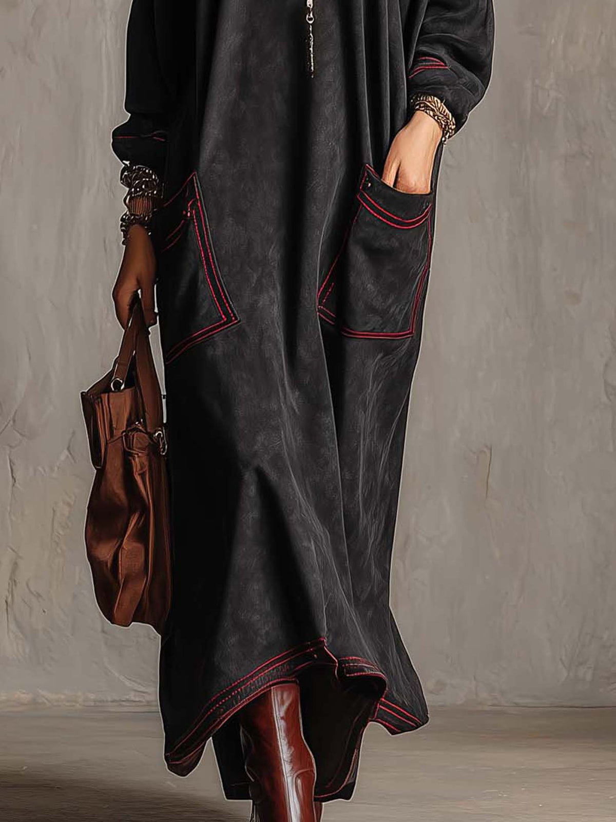 Estela | Abito lungo in suede sintetico nero con cuciture a contrasto rosso e tasche a toppa