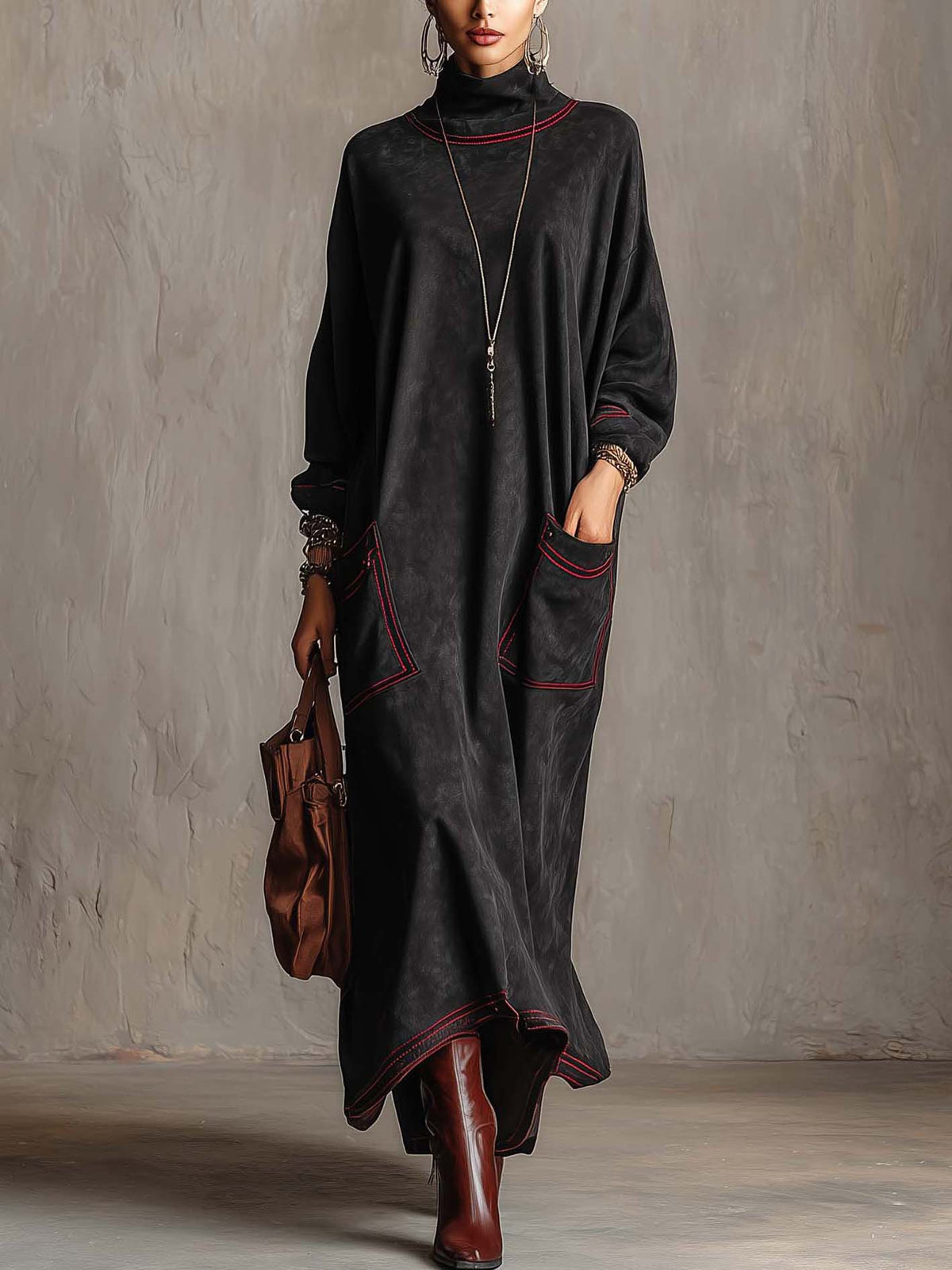 Estela | Abito lungo in suede sintetico nero con cuciture a contrasto rosso e tasche a toppa
