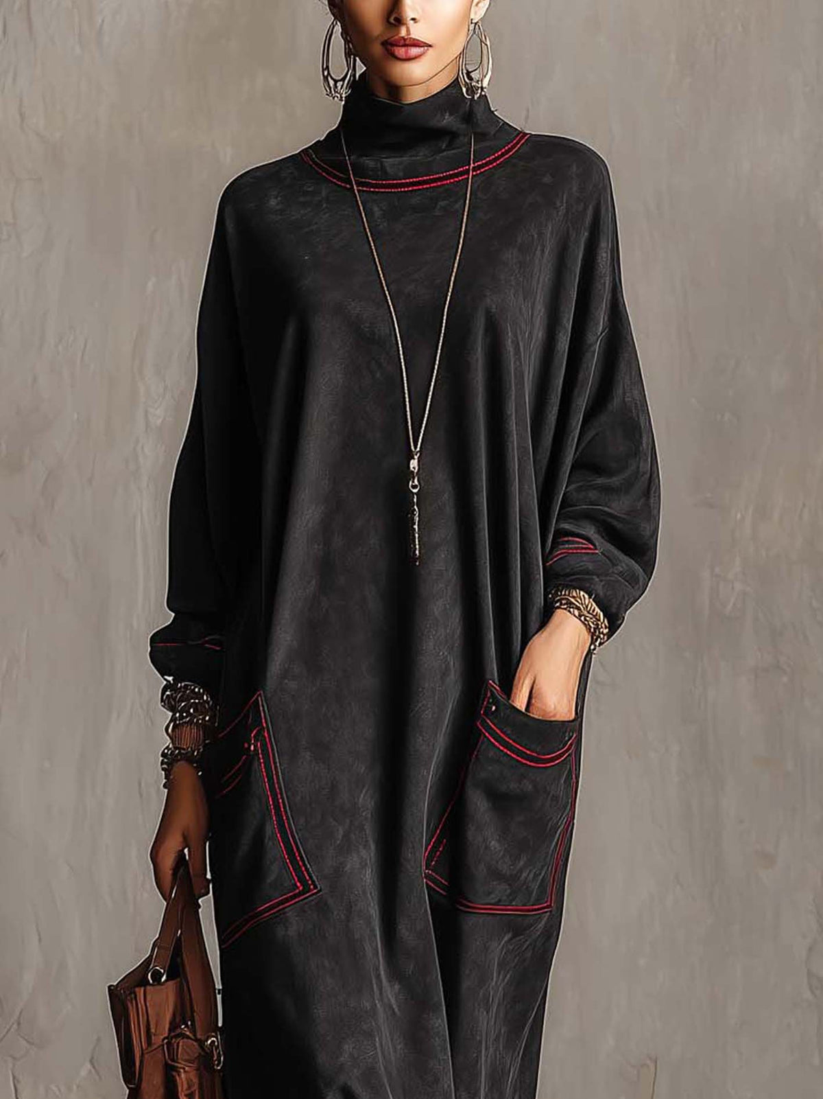 Estela | Abito lungo in suede sintetico nero con cuciture a contrasto rosso e tasche a toppa