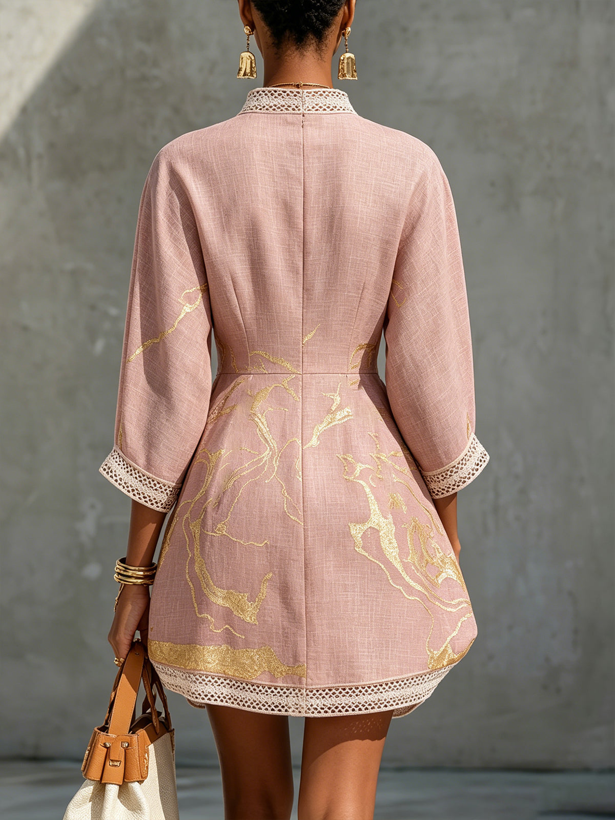Seraphina | Vestito in pizzo all'uncinetto con scollo a V stampato in oro