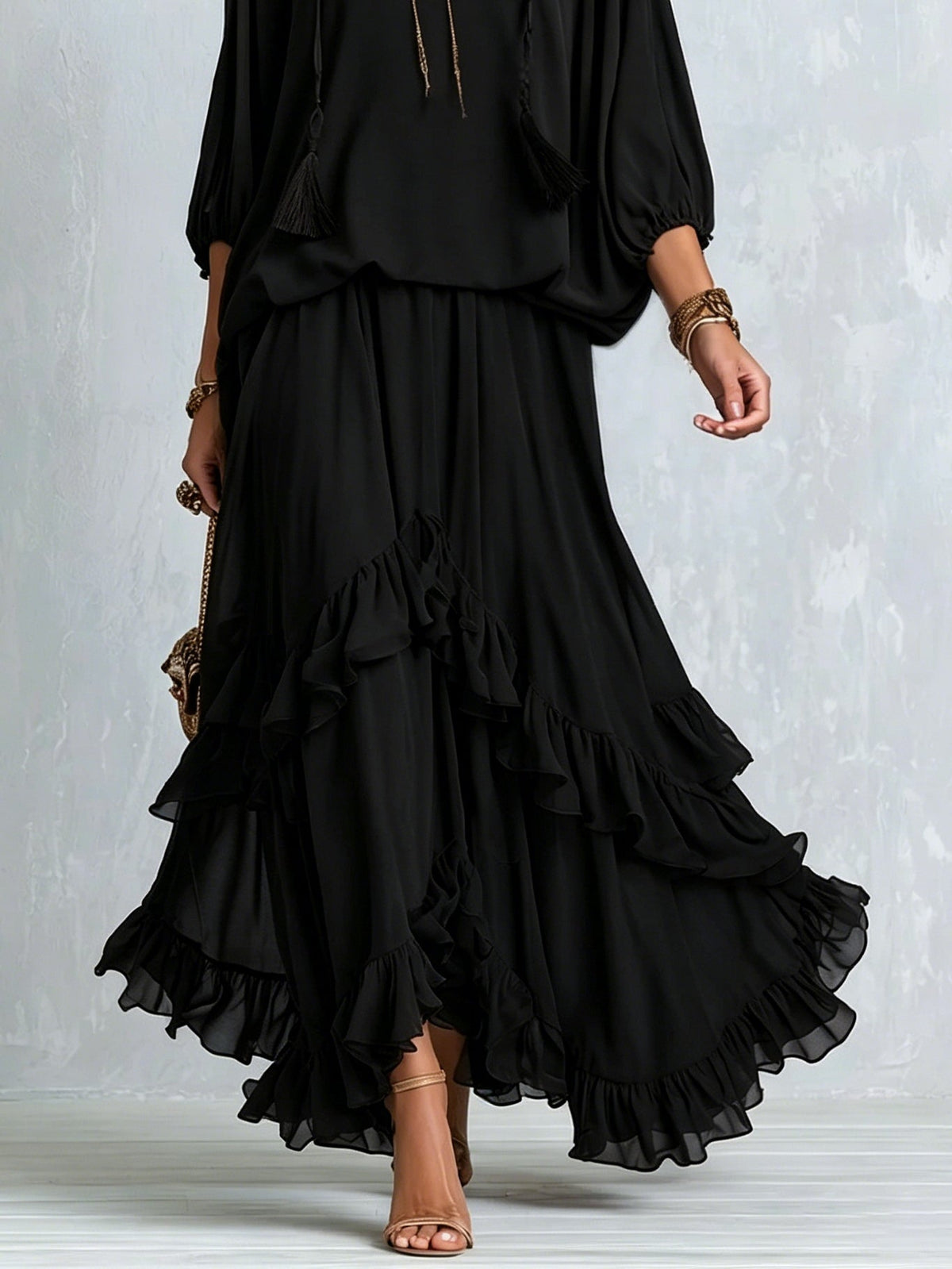 Elvira | Completo di Top in Chiffon Nero con Scollo a V e Frange Abbinato a Gonna a Volant a Strati