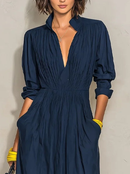Alma | Vestito lungo plissettato blu navy con scollatura a V