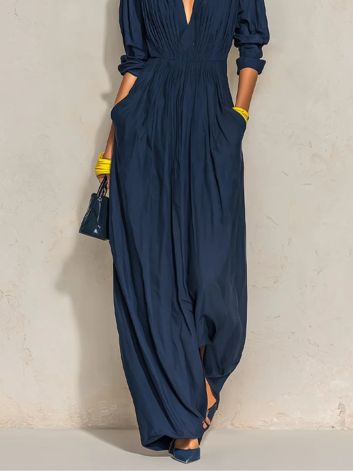 Alma | Vestito lungo plissettato blu navy con scollatura a V