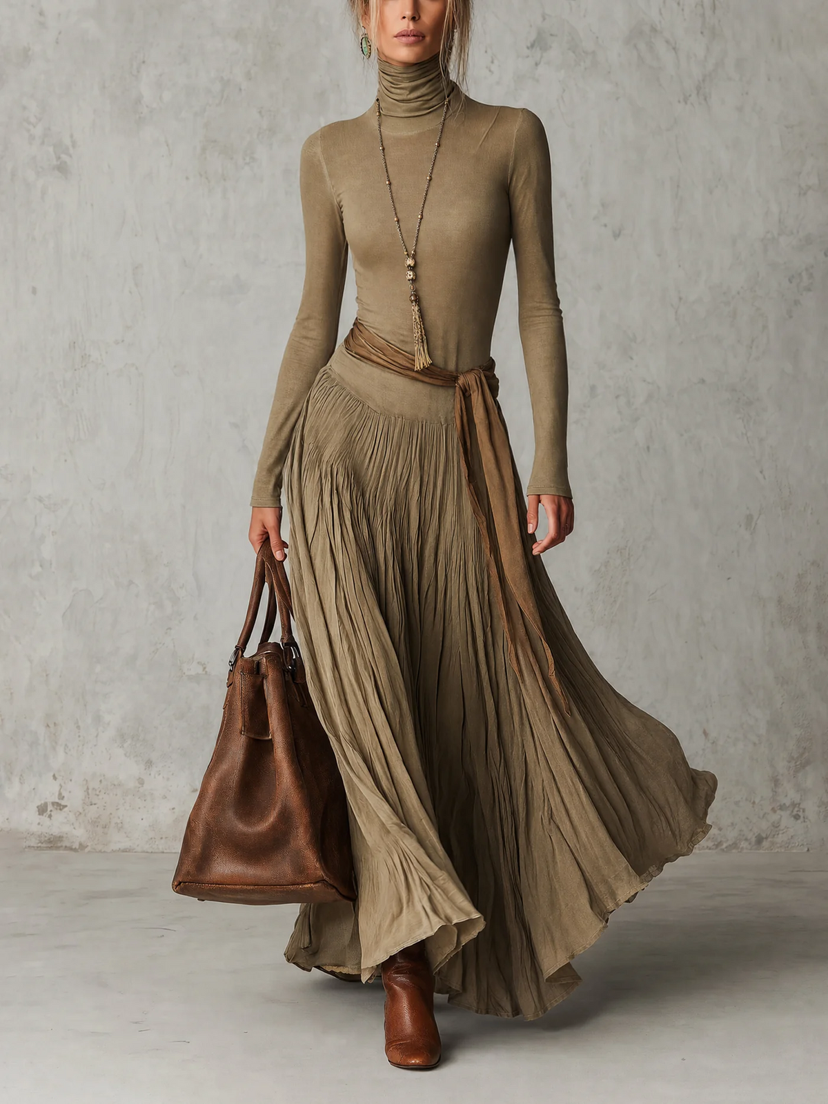 Júlia - Vestito Maxi Plissettato Elegante con Collo Alto e Maniche Lunghe con Fiocco in Vita